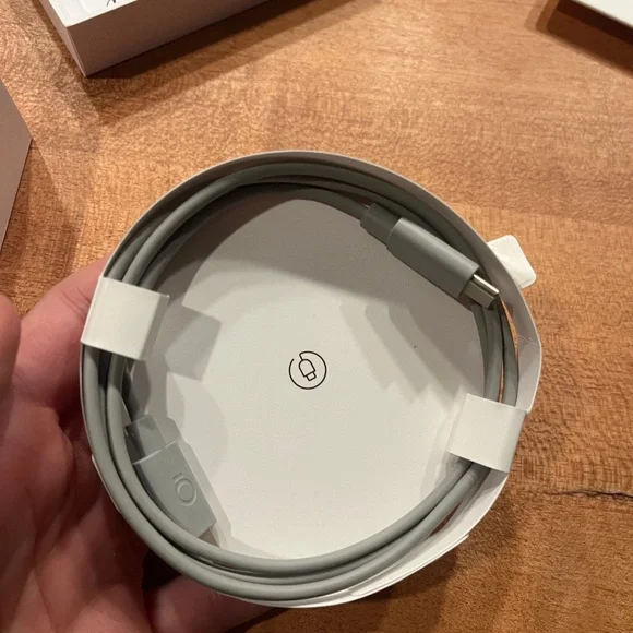 Gold Oura Ring- Brand New, Gen 4, Size 9 - Picture 3 of 5